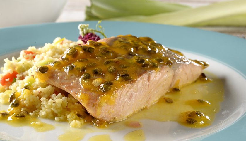 Salmão grelhado ao molho de maracujá